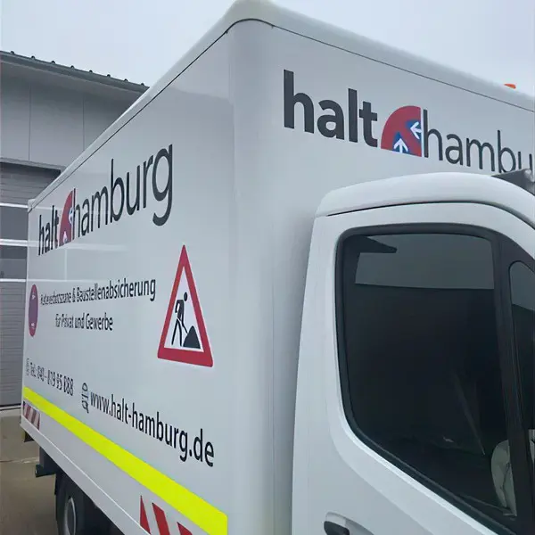 Ein Auto von Halt Hamburg bereit zur Aufstellung neuer Verkehrs- und Baustellenabsicherungen